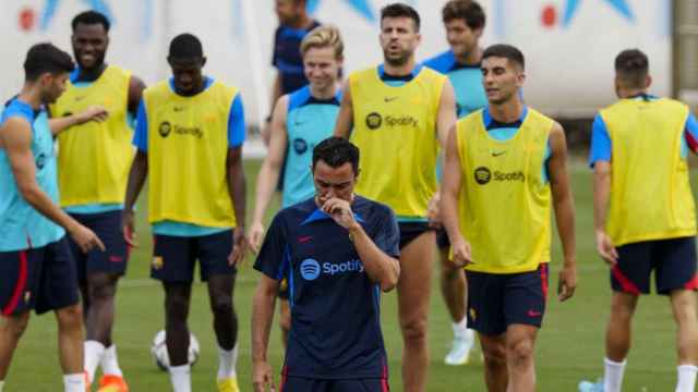Xavi Hernández, junto a sus jugadores, prepara un amistoso para el Barça / EFE