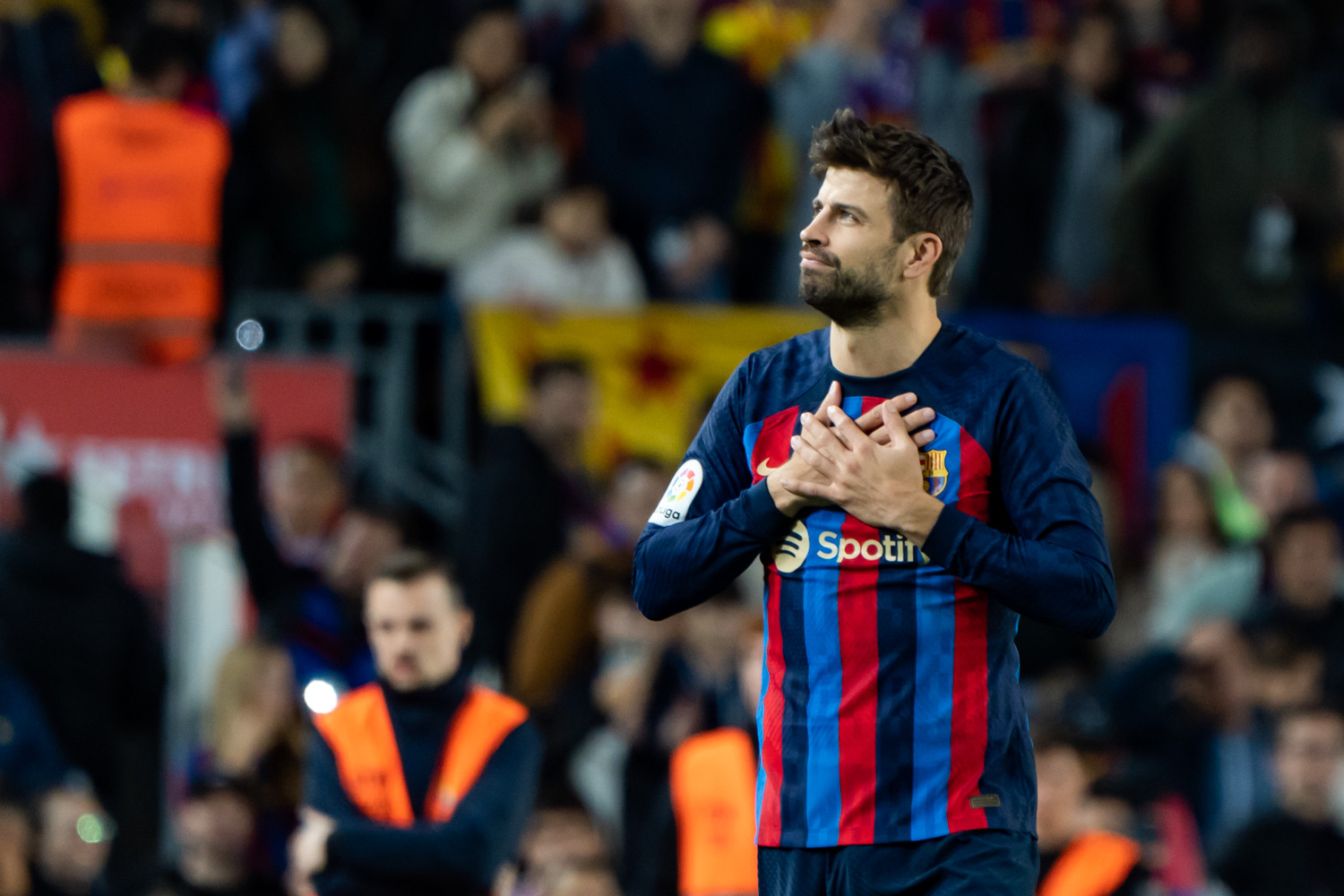 Pique se despide de la afición del Barça en el Camp Nou / LUIS MIGUEL AÑÓN