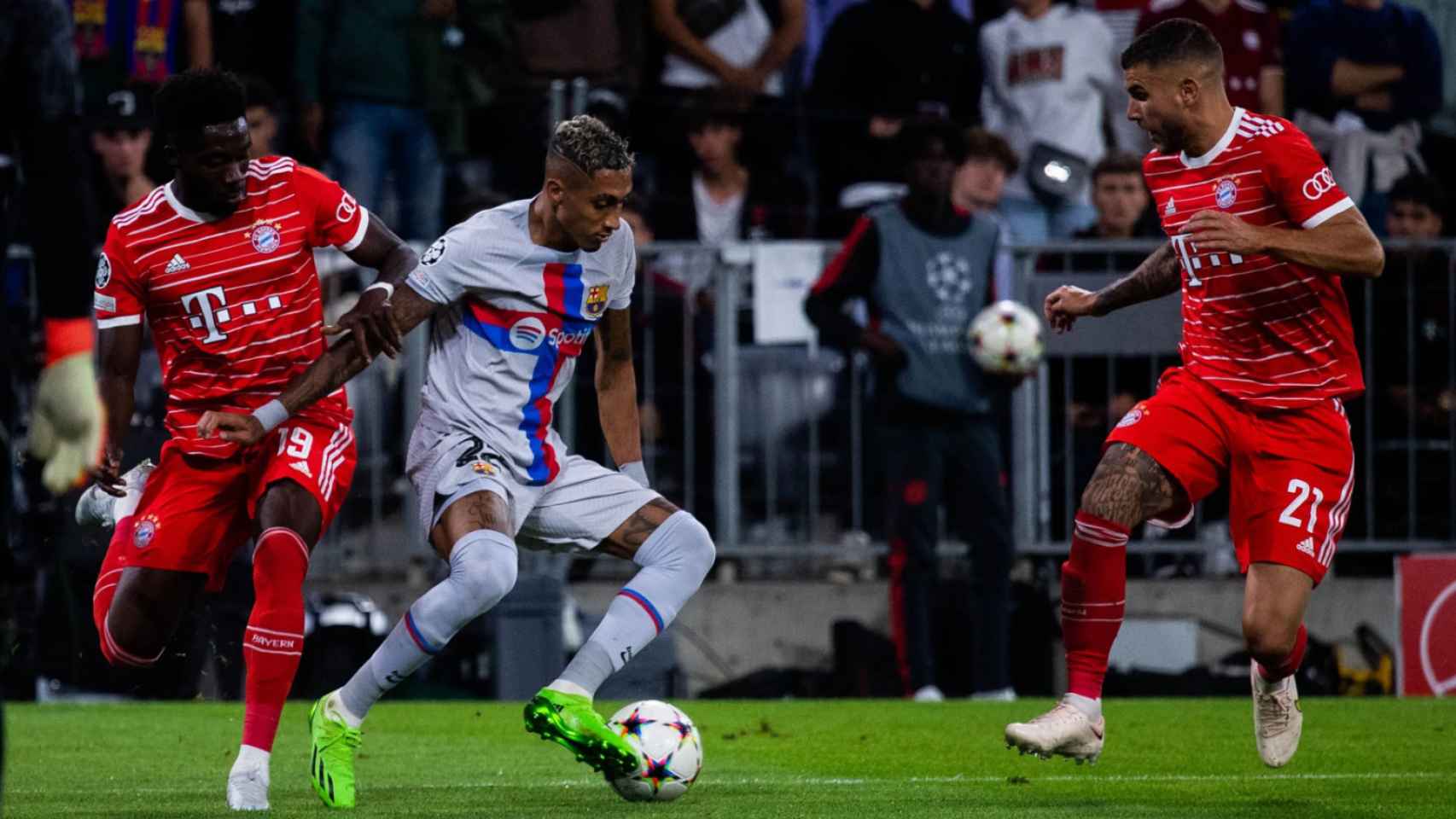 Raphinha recorta entre Alphonso Davies y Lucas Hernández en el partido del Barça contra el Bayern / FCB