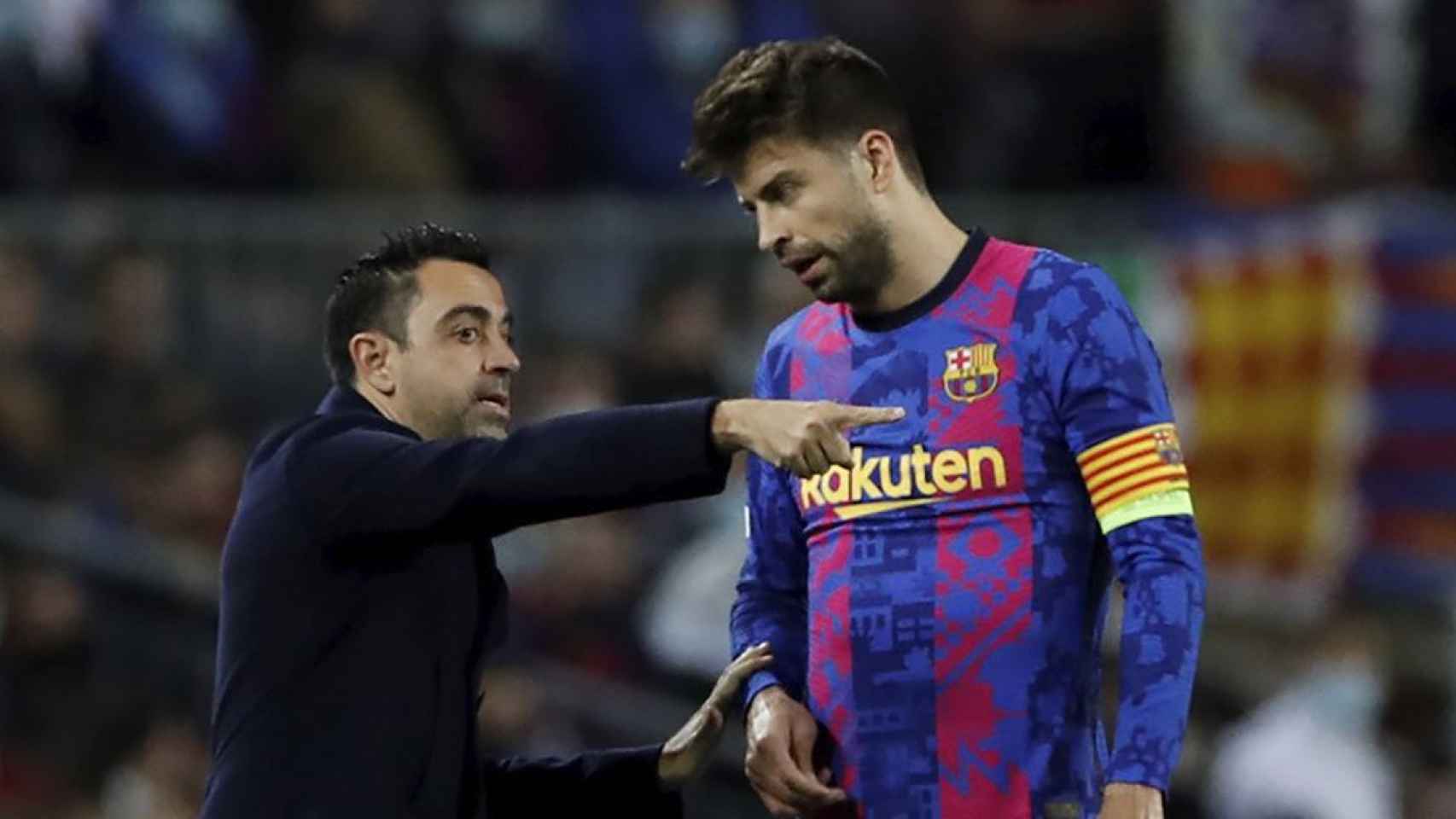 Gerard Piqué recibiendo indicaciones de Xavi, durante el Barça-Nápoles / EFE