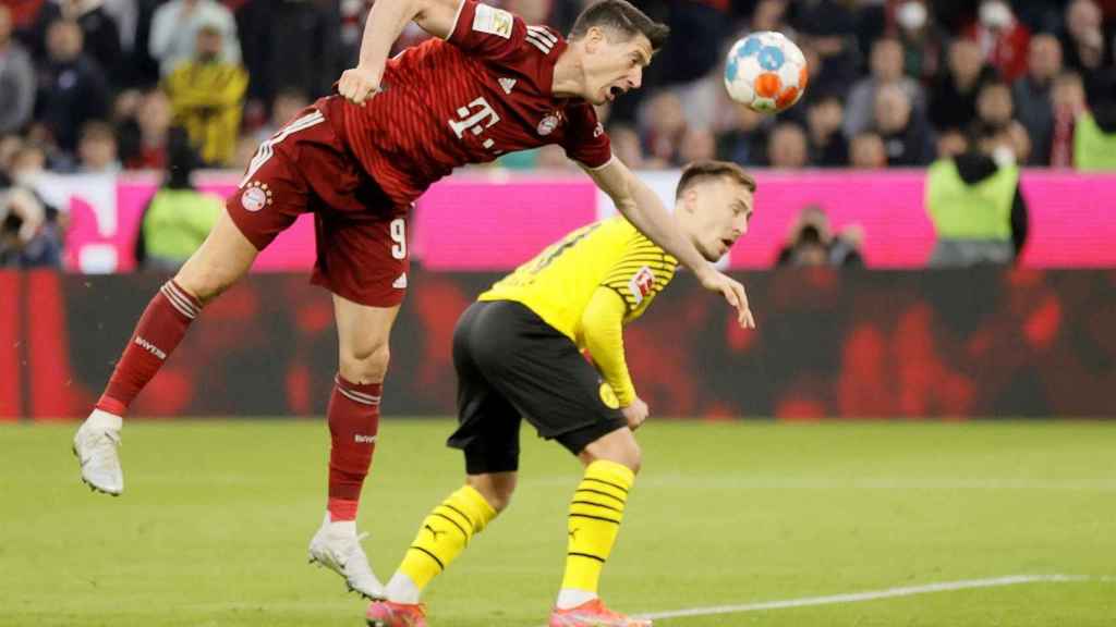 Lewandowski, contra el Dortmund en un partido de la Bundesliga / EFE