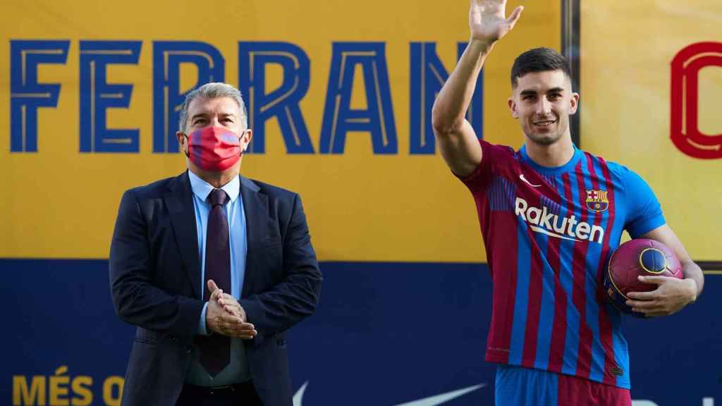 Joan Laporta presenta a Ferran Torres como nuevo jugador del Barça / EFE