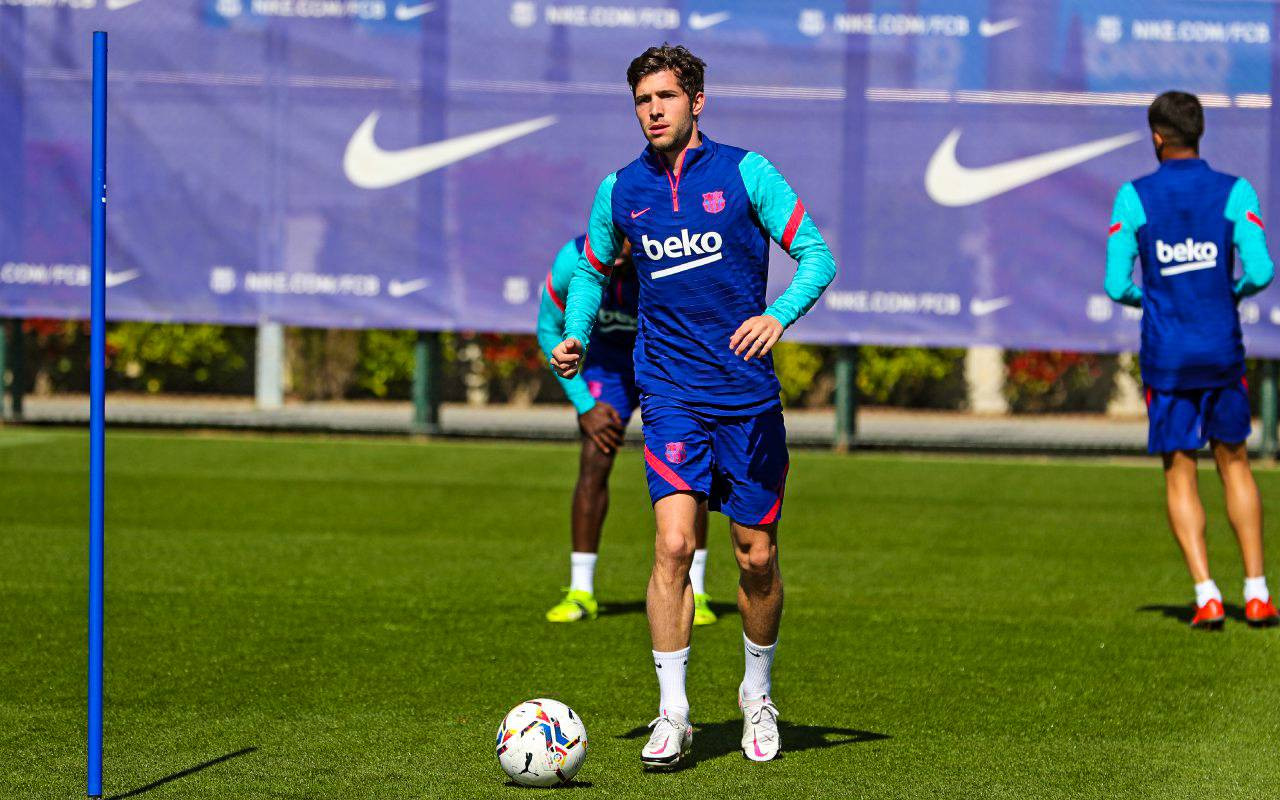 Sergi Roberto, cuyo futuro podría estar cerca de aclararse, en un entrenamiento con el Barça / FCB