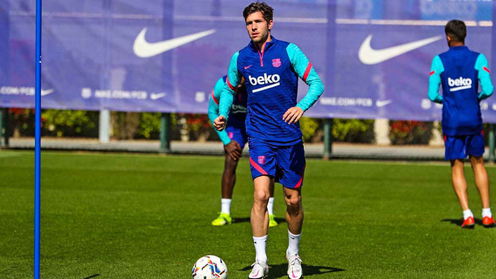 Sergi Roberto, cuyo futuro podría estar cerca de aclararse, en un entrenamiento con el Barça / FCB