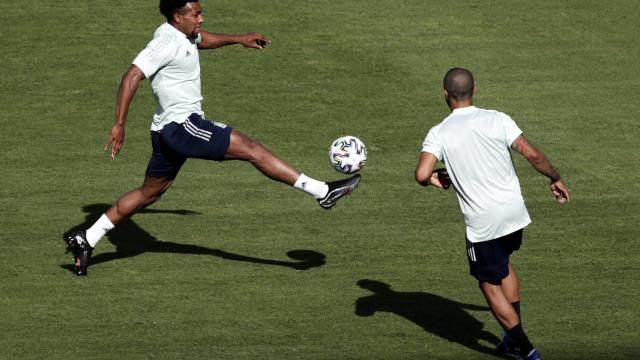 Adama Traoré, ex del Barça B, durante un entrenamiento con la selección española. / EFE