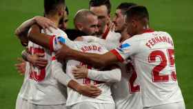 Los jugadores del Sevilla celebran el gol de Koundé EFE