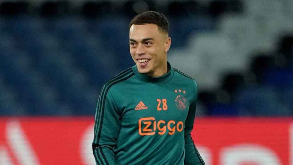 Sergiño Dest en un calientamiento con el Ajax / Redes