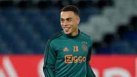 Sergiño Dest en un calientamiento con el Ajax / Redes