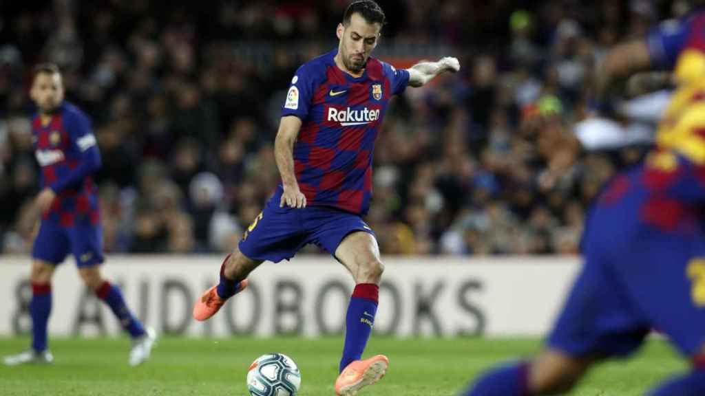 Sergio Busquets en una situación de juego frente al Granada / Miguel Ruíz - FCB