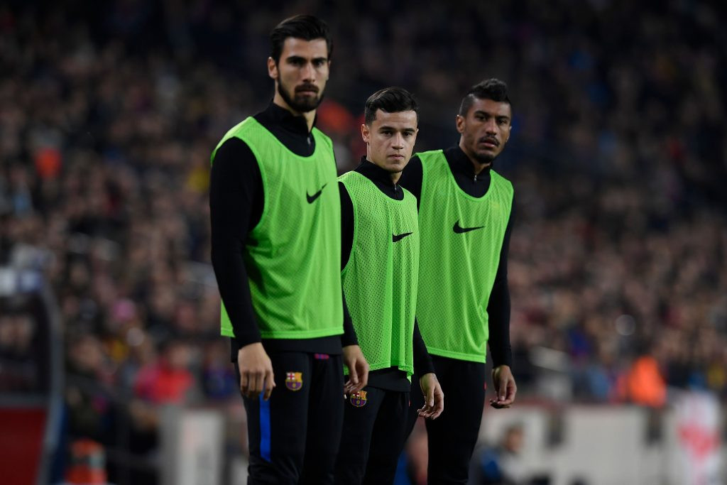 André Gomes, Philippe Coutinho y Paulinho calentando en la banda / EFE