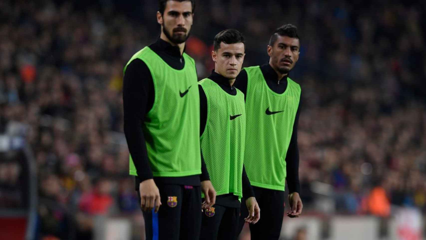 André Gomes, Philippe Coutinho y Paulinho calentando en la banda / EFE