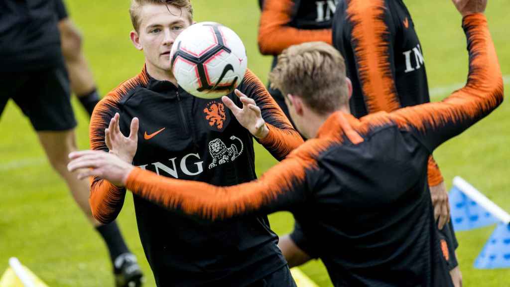 Matthijs de Ligt y Frenkie de Jong en un entrenamiento con Holanda / EFE