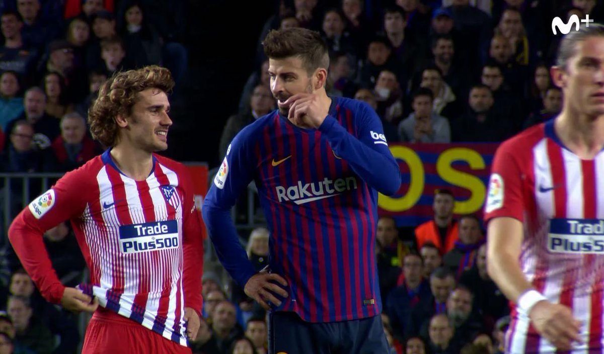 Una foto de Gerard Piqué y Antoine Griezmann durante el Barça - Atlético de Madrid / Movistar