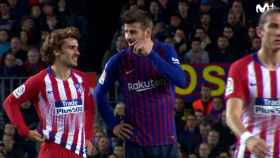 Una foto de Gerard Piqué y Antoine Griezmann durante el Barça - Atlético de Madrid / Movistar