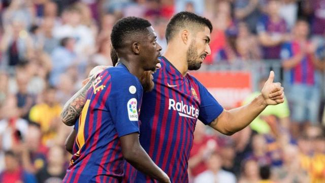 Luis Suárez celebra uno de sus goles al Huesca junto a Dembelé | EFE