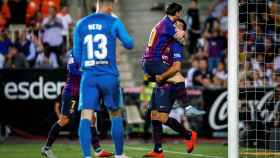 Messi celebra con Luis Suárez su 25º gol al Valencia / EFE