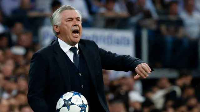 Carlo Ancelotti, en un partido del Real Madrid, está convencido de que ha llegado su hora de ganar en el Camp Nou / EFE