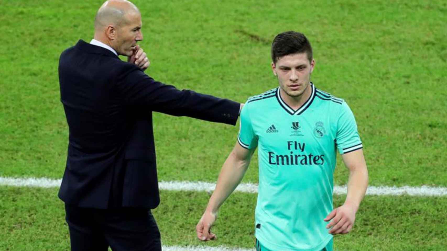 Zidane, saludando a Jovic tras sustituirle | EFE