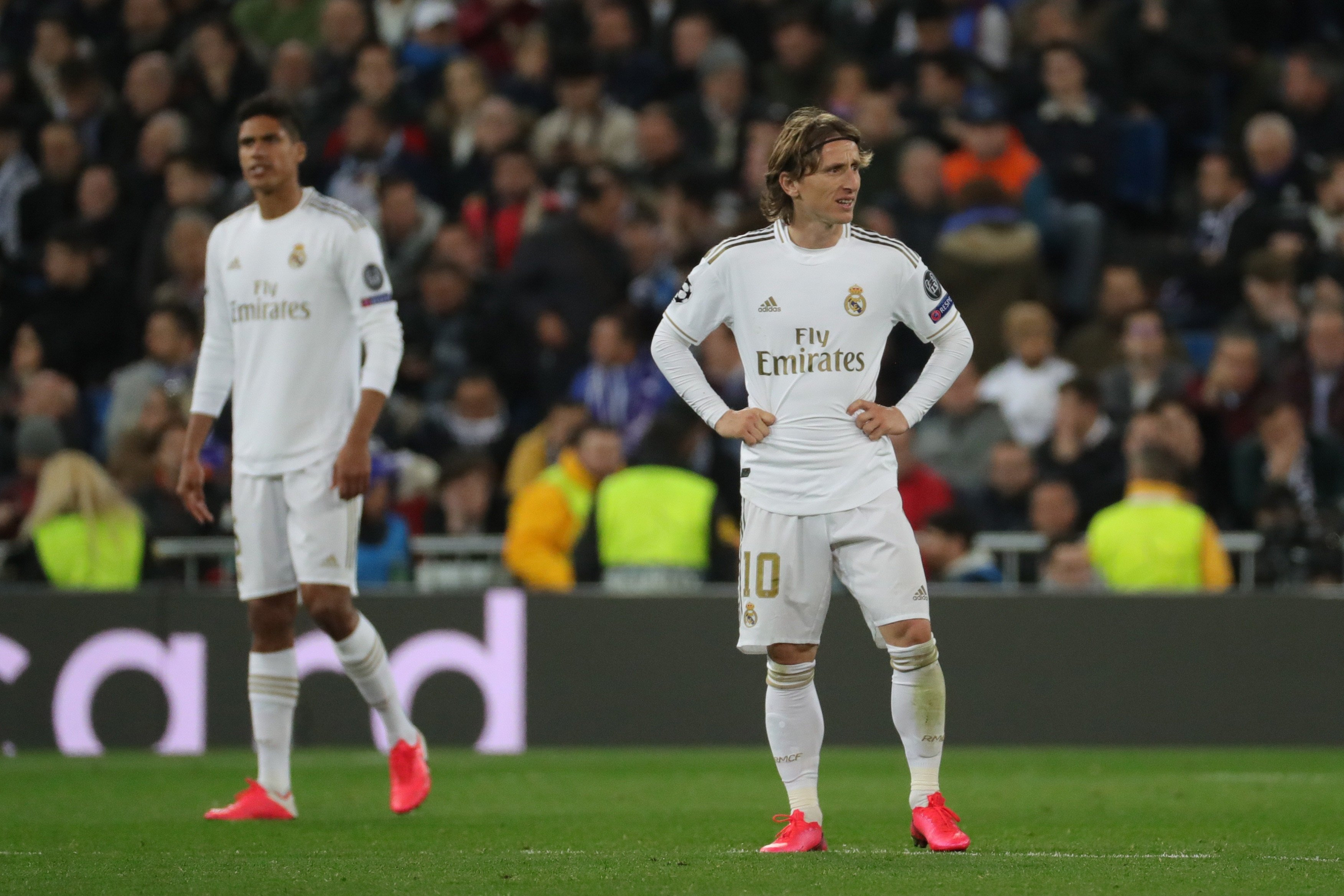 Los jugadores del Madrid al finalizar el partido / EFE