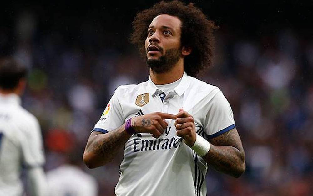 Una foto de Marcelo señalando el escudo del Real Madrid / Real Madrid