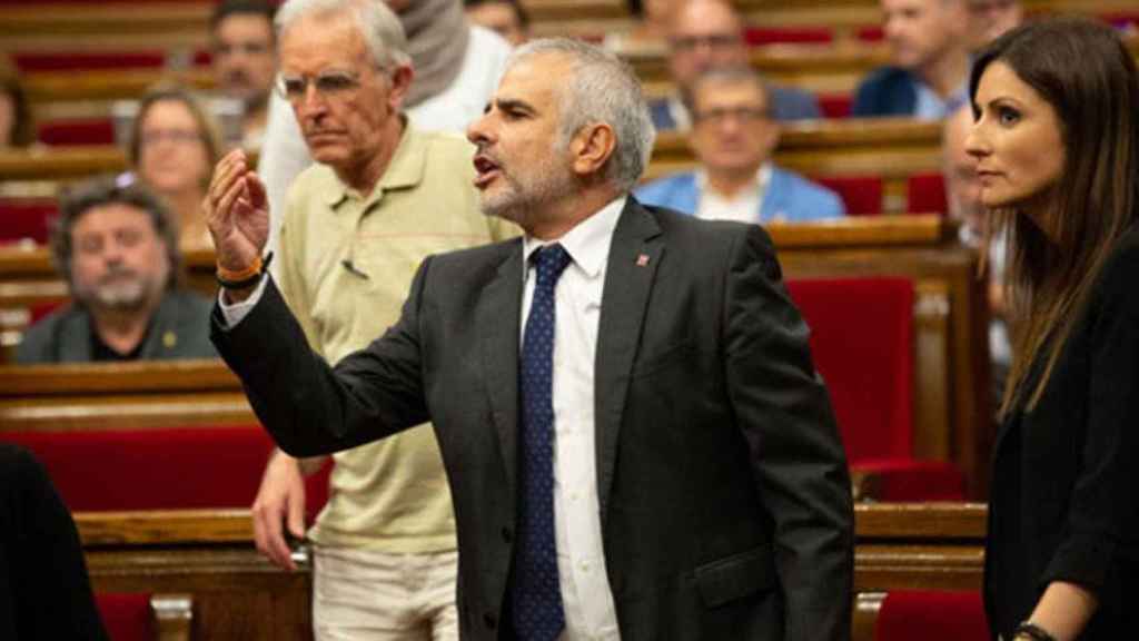 El portavoz de Ciudadanos, Carlos Carrizosa, en el Parlament, donde abroncó a los comunes y a los independentistas / EFE