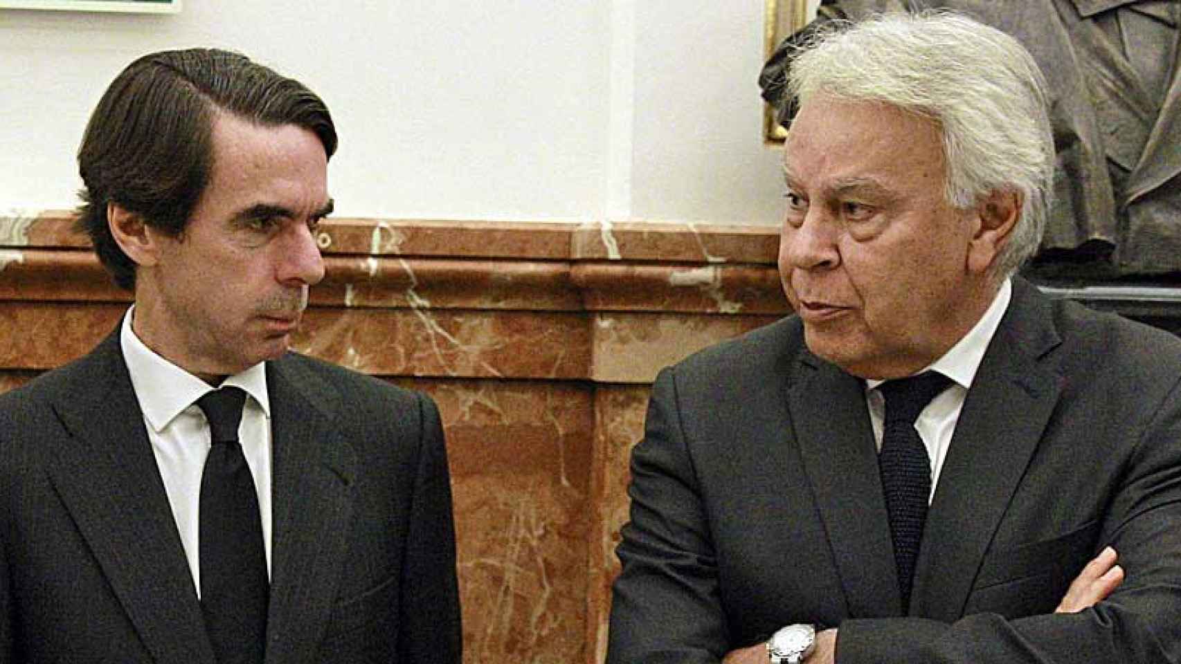 Los ex presidentes del Gobierno José María Aznar (PP) y Felipe González (PSOE)