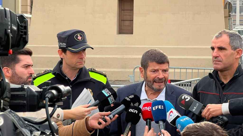 Albert Batlle, teniente de alcalde de Seguridad de Barcelona, atendiendo a los medios ayer / Cedida