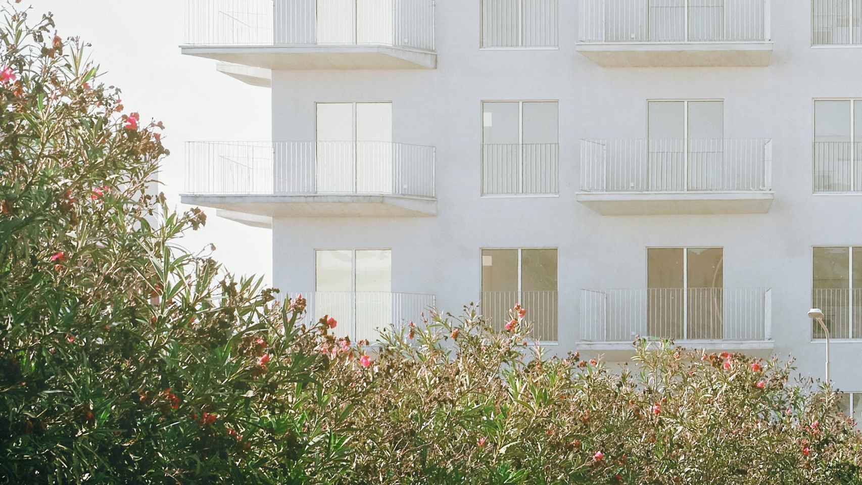 Edificio de obra nueva en Sant Feliu de Llobregat / AMB