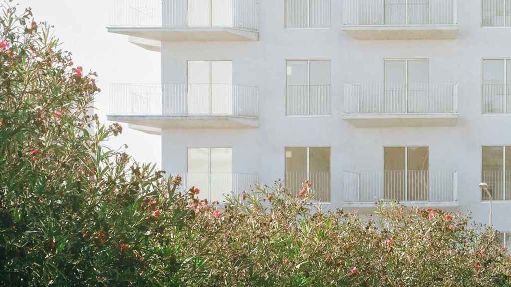 Edificio de obra nueva en Sant Feliu de Llobregat / AMB