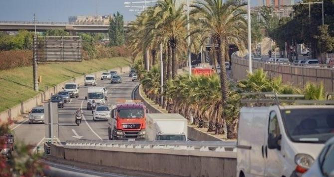 Vehículos circulan en las rondas de Barcelona / EP