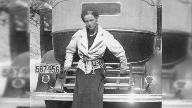 Bonnie Parker posa para una foto con varias pistolas amarradas a su cinto / AMAZON