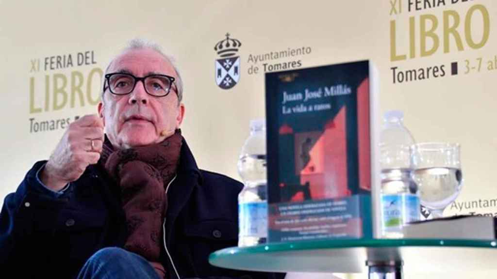 Juan José Millás en la presentación de su libro 'La vida a ratos' en Sevilla / AYTO. TOMARES