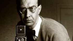 Philip Larkin con una cámara de fotos