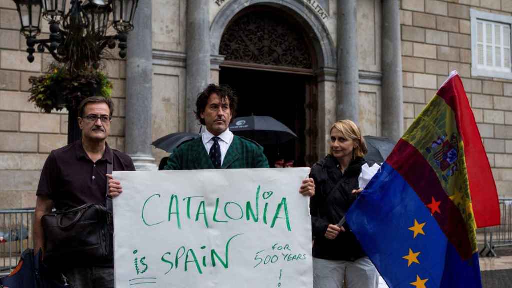 Álvaro de Marichalar defiende la unidad de España frente al Palau de la Generalitat / EFE