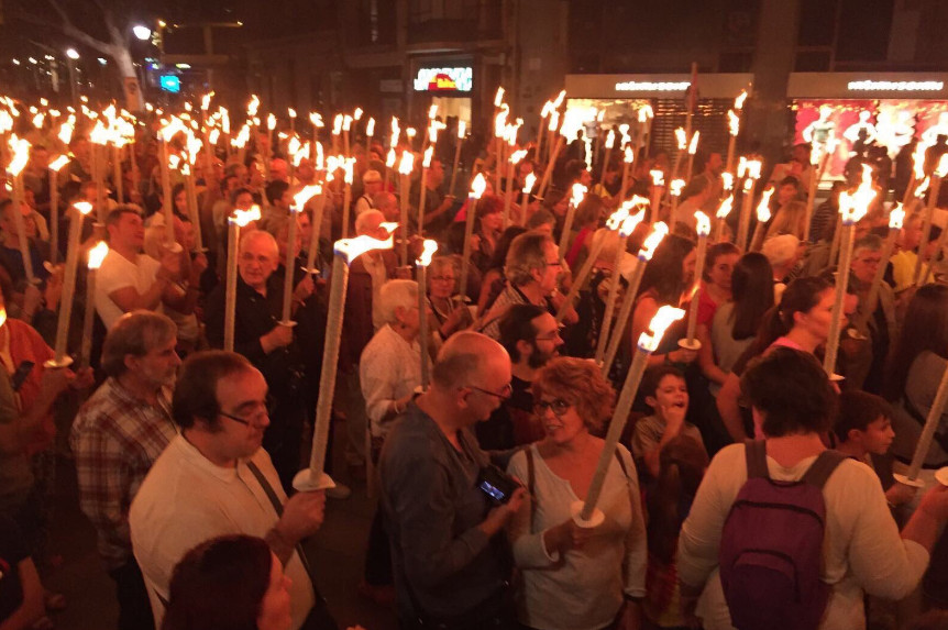 Marcha de antorchas en el Fossar de les Moreres, lugar donde hubo insultos, gritos y una agresión a una periodista de TVE