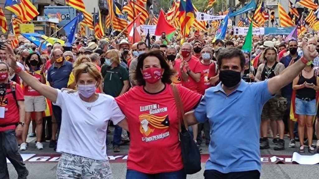 La expresidenta del Parlament, Carme Forcadell (ERC), y los expresidentes de la ANC Jordi Sànchez y Elisenda Paluzie, en la Diada de 2021 / EP