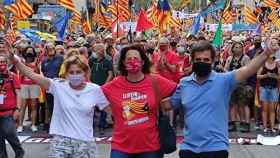 La expresidenta del Parlament, Carme Forcadell (ERC), y los expresidentes de la ANC Jordi Sànchez y Elisenda Paluzie, en la Diada de 2021 / EP