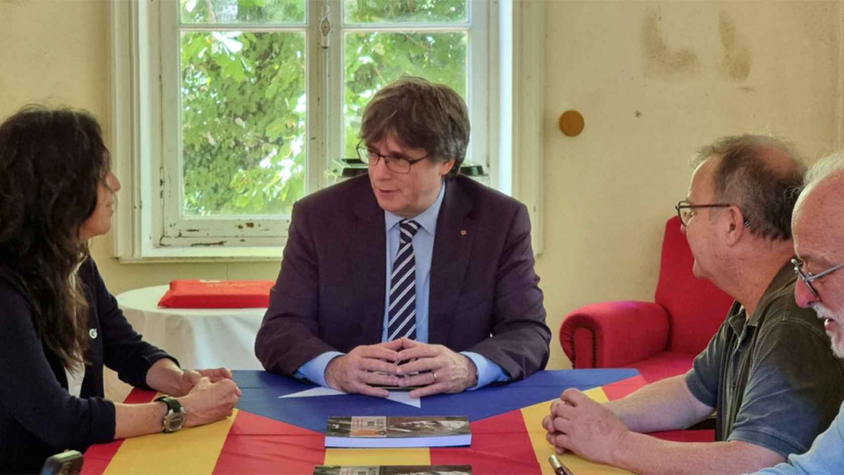 Carles Puigdemont y Mònica Roca, presidenta de la Cámara de Comercio de Barcelona (i) en una reunión en Prats de Molló (Francia) / CONSELL PER LA REPÚBLICA