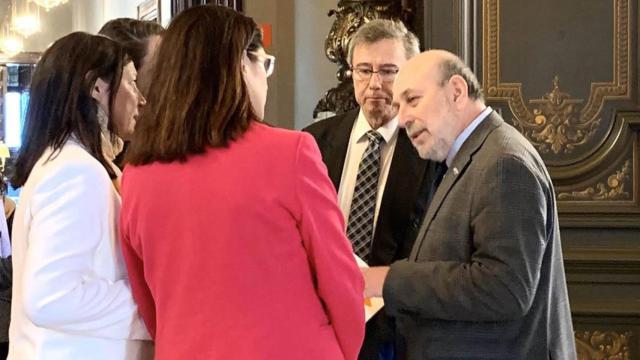 El eurodiputado letón Boris Cilevics conversa con diputados de Ciudadanos en el Parlament / TWITTER