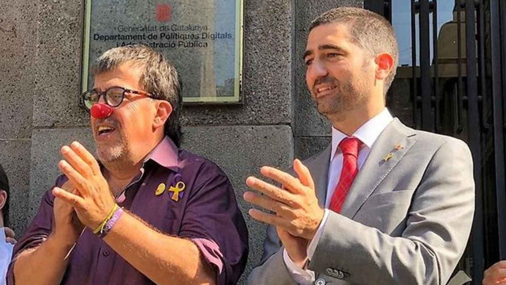 Jordi Pesarrodona, con la nariz de payaso, junto a Jordi Puigneró / EUROPA PRESS