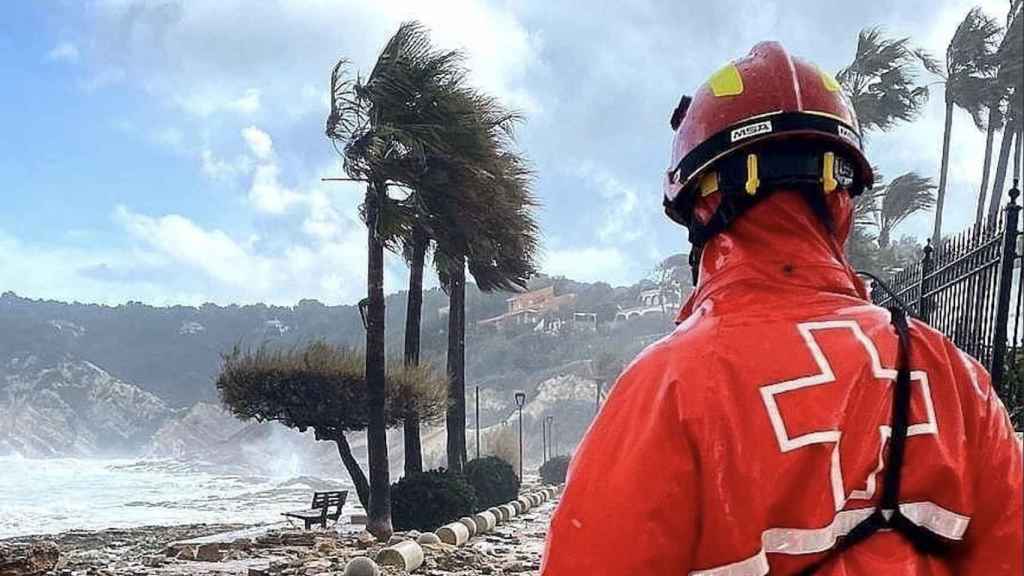 Un efectivo de emergencias junto al litoral catalán durante el temporal / EUROPAPRESS