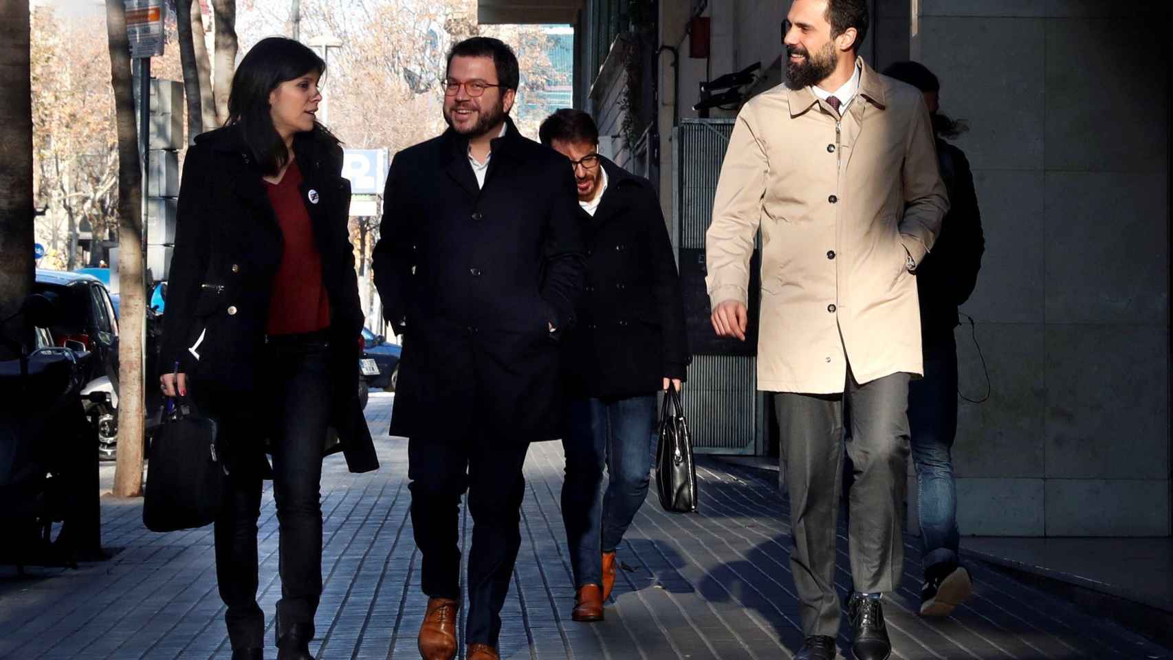 La portavoz y secretaria general adjunta de ERC, Marta Vilalta, el vicepresidente del la Generalitat, Pere Aragonés, y el presidente del parlamento de Cataluña, Roger Torrent / EFE