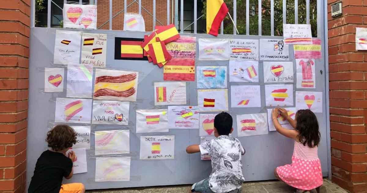 Dibujos de la bandera española en la escuela Font de l'Alba de Terrassa donde una niña fue agredida / TWITTER