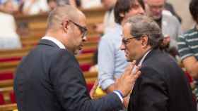 El consejero de Interior Miquel Buch y el presidente Quim Torra, en el Parlament / EFE