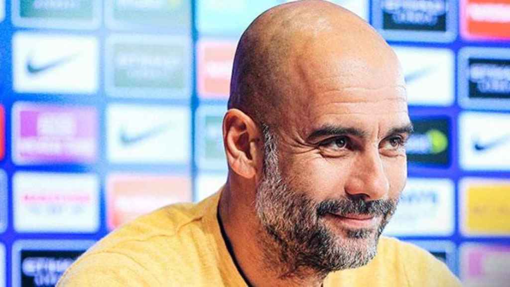 Pep Guardiola, con una sudadera amarilla en su rueda de prensa / MANCITY.COM