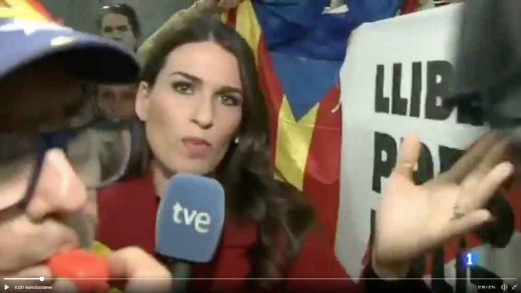 Así asedió un grupo de independentistas a una reportera de TVE / @linformatiu_tve