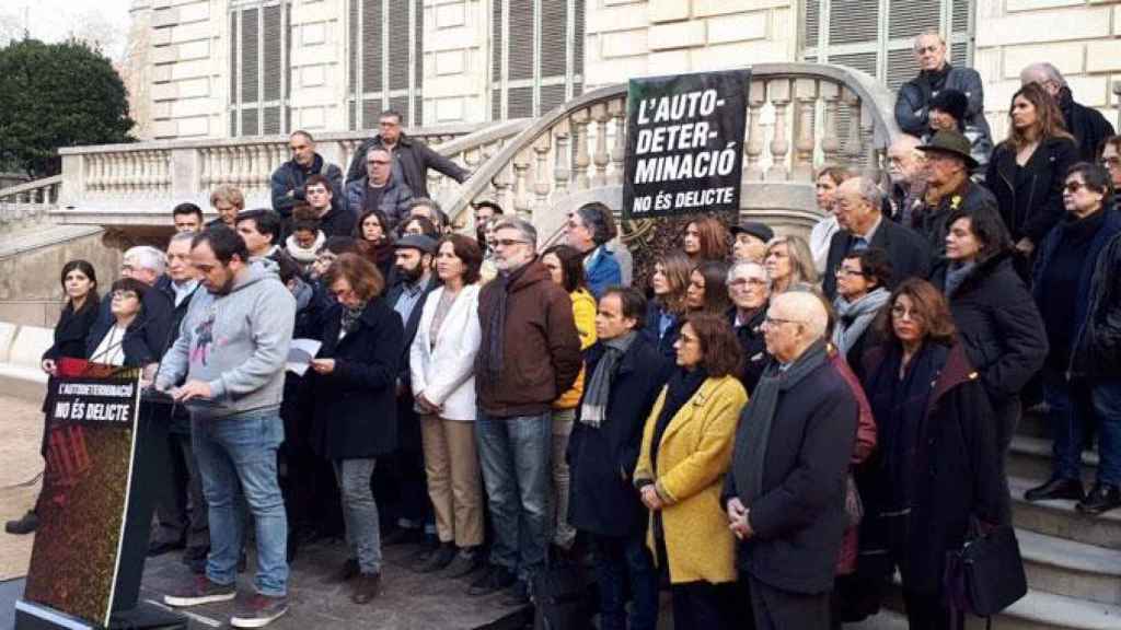 Miembros de partidos y entidades soberanistas durante el anuncio de la manifestación / PALAU ROBERT