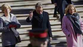 El expresidente Artur Mas (c); la exvicepresidenta Joana Ortega (d), y la exconsejera Irene Rigau (i), a su salida del Tribunal Superior de Justicia de Cataluña (TSJC), donde son juzgados por la consulta independentista del 9N / EFE