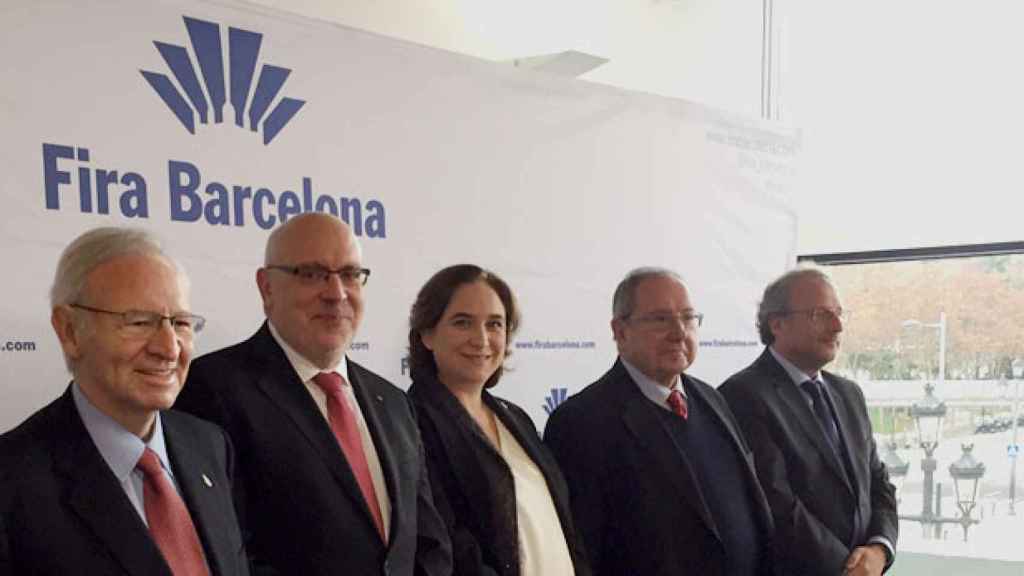 De izquierda a derecha, Miquel Valls (Cámara de Comercio), Jordi Baiget (consejero de Empresa y Conocimiento), Ada Colau (alcaldesa de Barcelona), Josep Lluís Bonet (presidente del consejo de administración de Fira Barcelona) y Constantí Serrallonga (dire