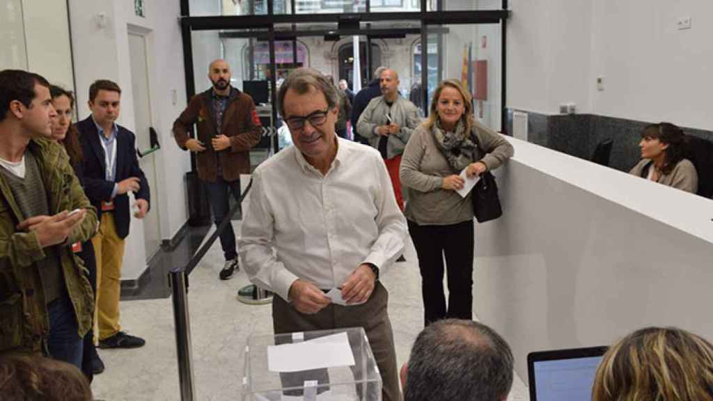 El expresidente catalán Artur Mas vota en la consulta sobre el nuevo nombre de CDC, que finalmente se llamará PDECat / PDECAT
